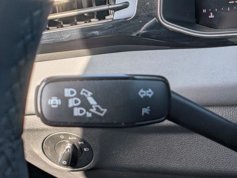 Used 2025 Volkswagen Jetta SE FWD image 28
