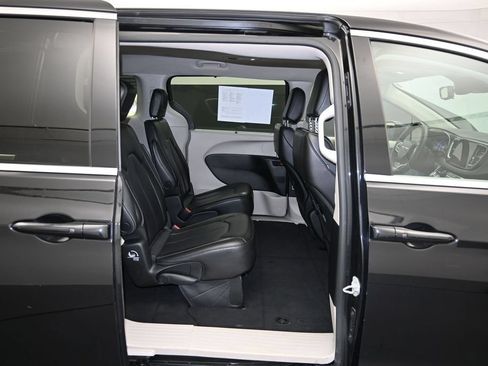 Used 2023 Chrysler Pacifica Touring-L FWD image 25