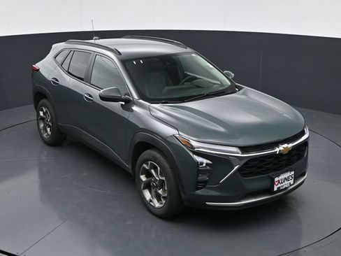 Used 2025 Chevrolet Trax LT w/ LT Convenience Package FWD image 31