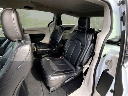 Used 2023 Chrysler Pacifica Touring-L FWD image 24