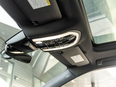 Certified 2026 Porsche Macan AWD/4WD image 25