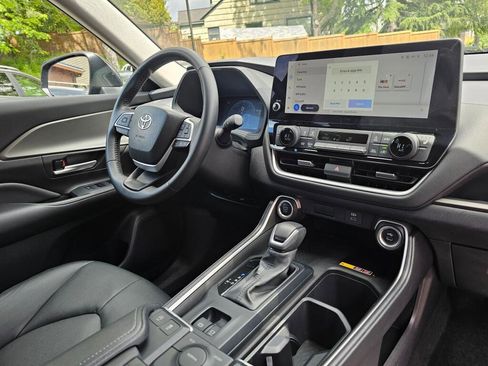 Used 2025 Toyota Grand Highlander FWD image 12