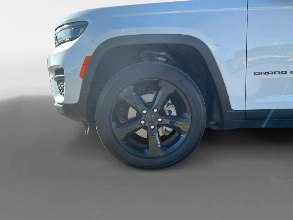 Used 2025 Jeep Grand Cherokee Altitude AWD/4WD image 14