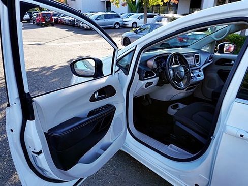 Certified 2022 Chrysler Voyager LX image 35