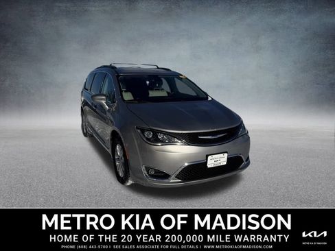 Used 2017 Chrysler Pacifica Touring-L image 11