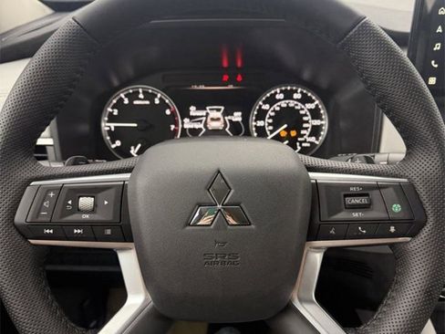 New 2025 Mitsubishi Outlander SE image 19
