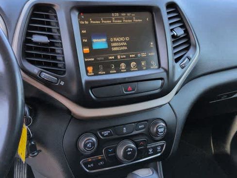 Used 2016 Jeep Cherokee Latitude FWD image 27