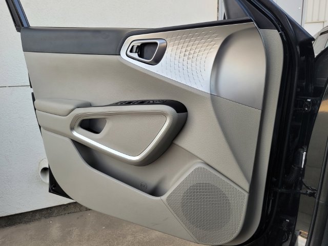Used 2025 Kia Soul LX w/ LX Technology Package FWD image 25
