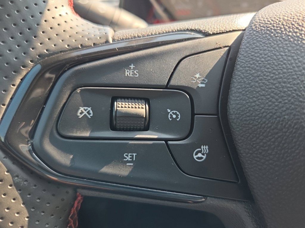 Used 2025 Chevrolet Trax RS w/ Sunroof Package FWD image 36