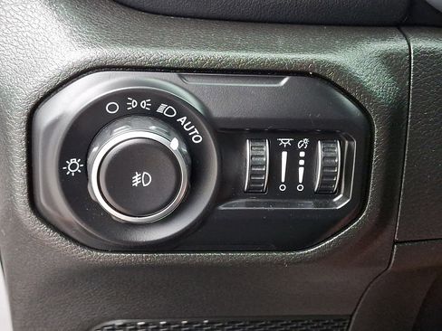 Used 2018 Jeep Wrangler Unlimited Sahara AWD/4WD image 26