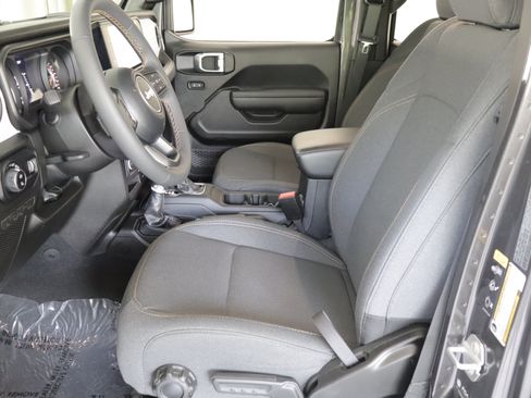 Used 2024 Jeep Gladiator Sport AWD/4WD image 8