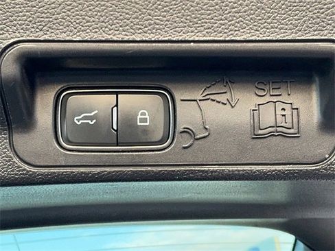 Used 2020 Ford Explorer XLT image 18