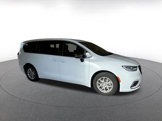 Used 2025 Chrysler Pacifica Select video 2