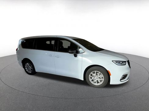 Used 2025 Chrysler Pacifica Select image 2