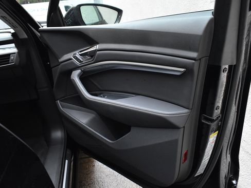 Used 2021 Audi e-tron Premium w/ Convenience Plus Package image 29