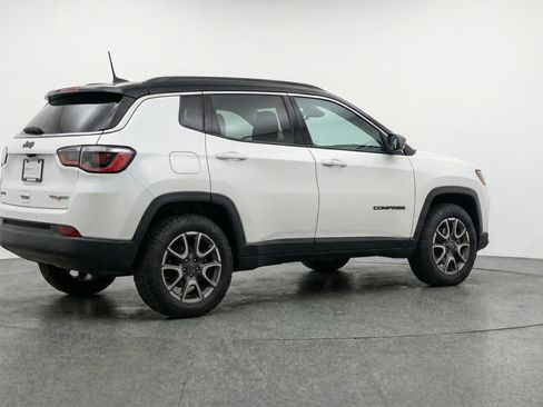 Used 2025 Jeep Compass Trailhawk AWD/4WD image 9