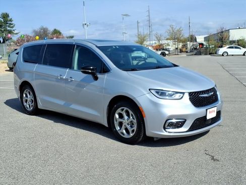 Used 2024 Chrysler Pacifica Limited image 1