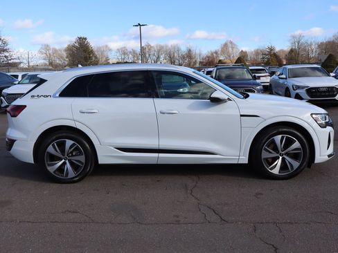 Used 2024 Audi Q8 e-tron Premium image 4