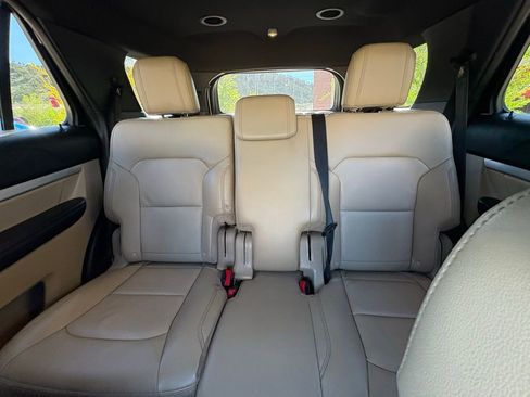 Used 2017 Ford Explorer XLT w/ Equipment Group 202A image 6