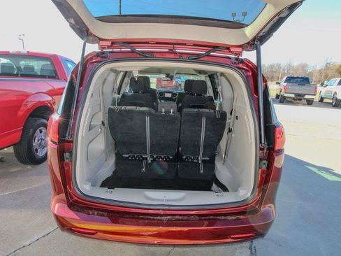 Used 2023 Chrysler Voyager LX image 5