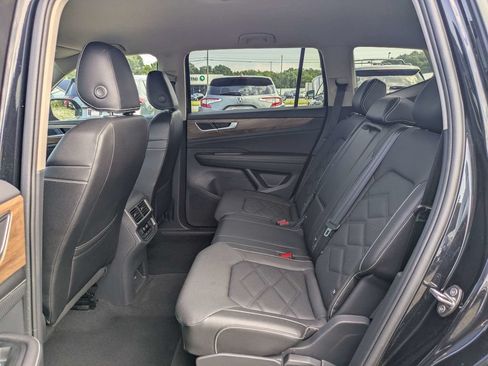 Used 2025 Volkswagen Atlas SE FWD image 13