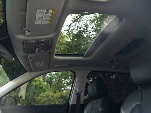 Used 2025 Kia Telluride S FWD image 35