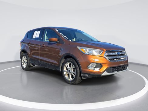 Used 2017 Ford Escape SE image 2