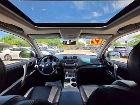 Used 2012 Toyota Highlander SE w/ Tow Pkg FWD image 9