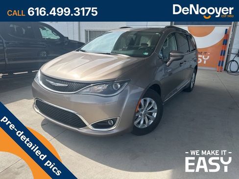 Used 2017 Chrysler Pacifica Touring-L image 1