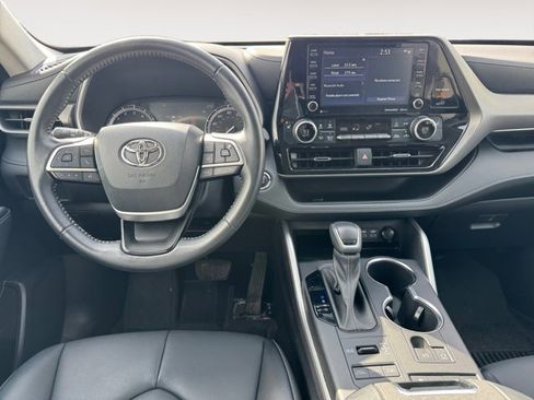 Used 2022 Toyota Highlander XLE AWD/4WD image 10