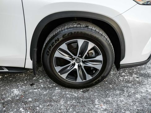 Certified 2023 Toyota Highlander XLE image 8