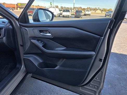 Used 2025 Nissan Rogue SV image 18