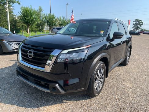 Used 2025 Nissan Pathfinder SL w/ Cargo Package FWD image 4