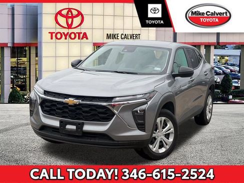 Used 2025 Chevrolet Trax LS FWD image 1