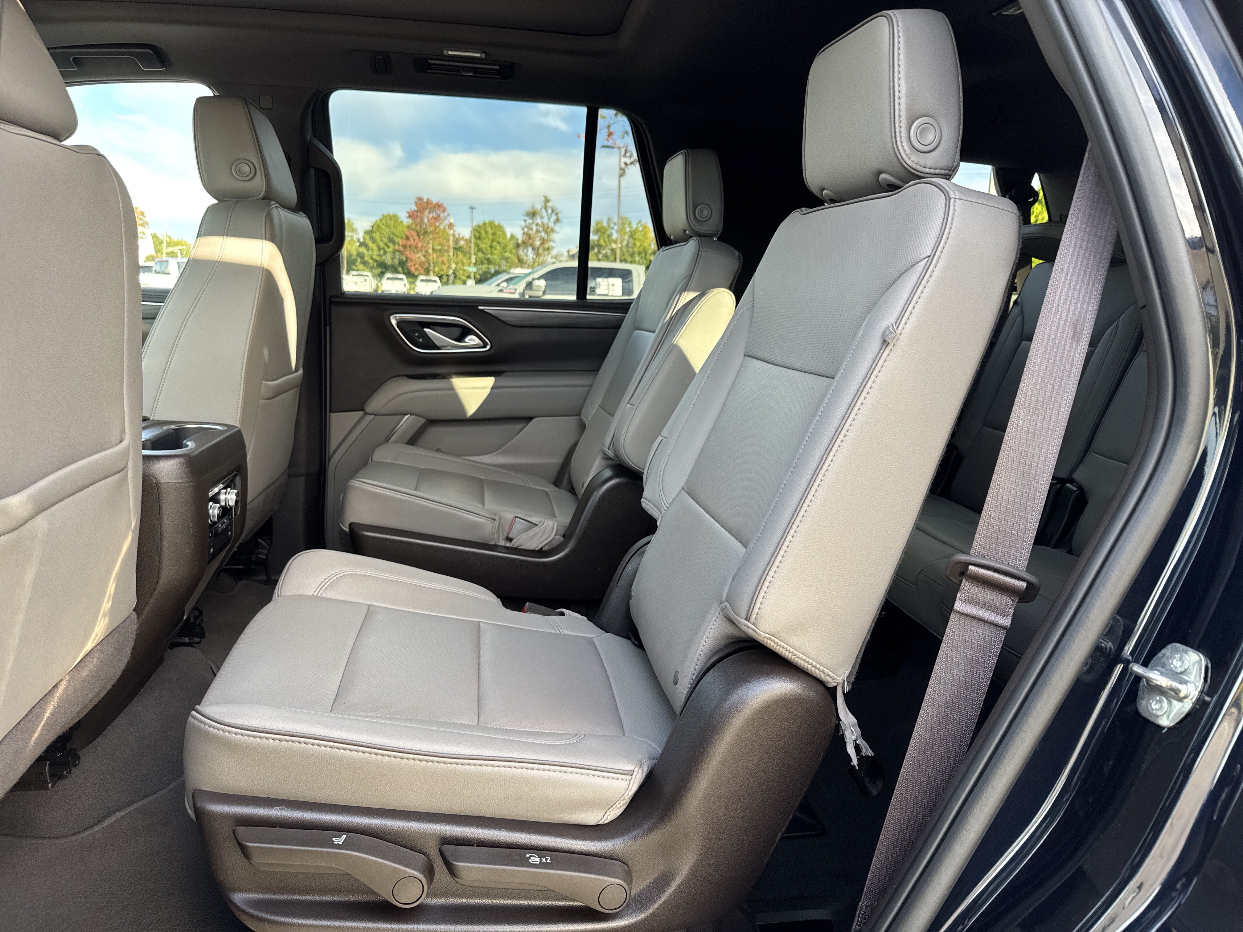 Used 2022 GMC Yukon SLT w/ SLT Premium Package AWD/4WD image 30
