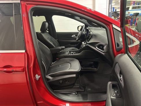 Used 2026 Chrysler Pacifica Limited FWD image 12