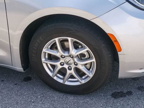 Used 2023 Chrysler Pacifica Touring-L image 7