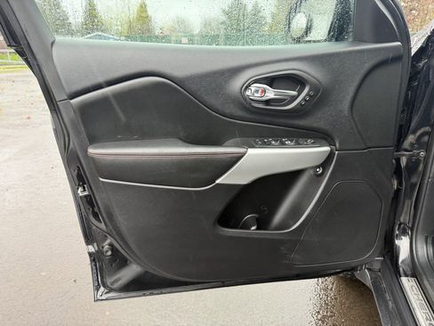 Used 2017 Jeep Cherokee Trailhawk image 12