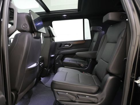 Used 2025 GMC Yukon XL Denali w/ Denali Reserve Package AWD/4WD image 8