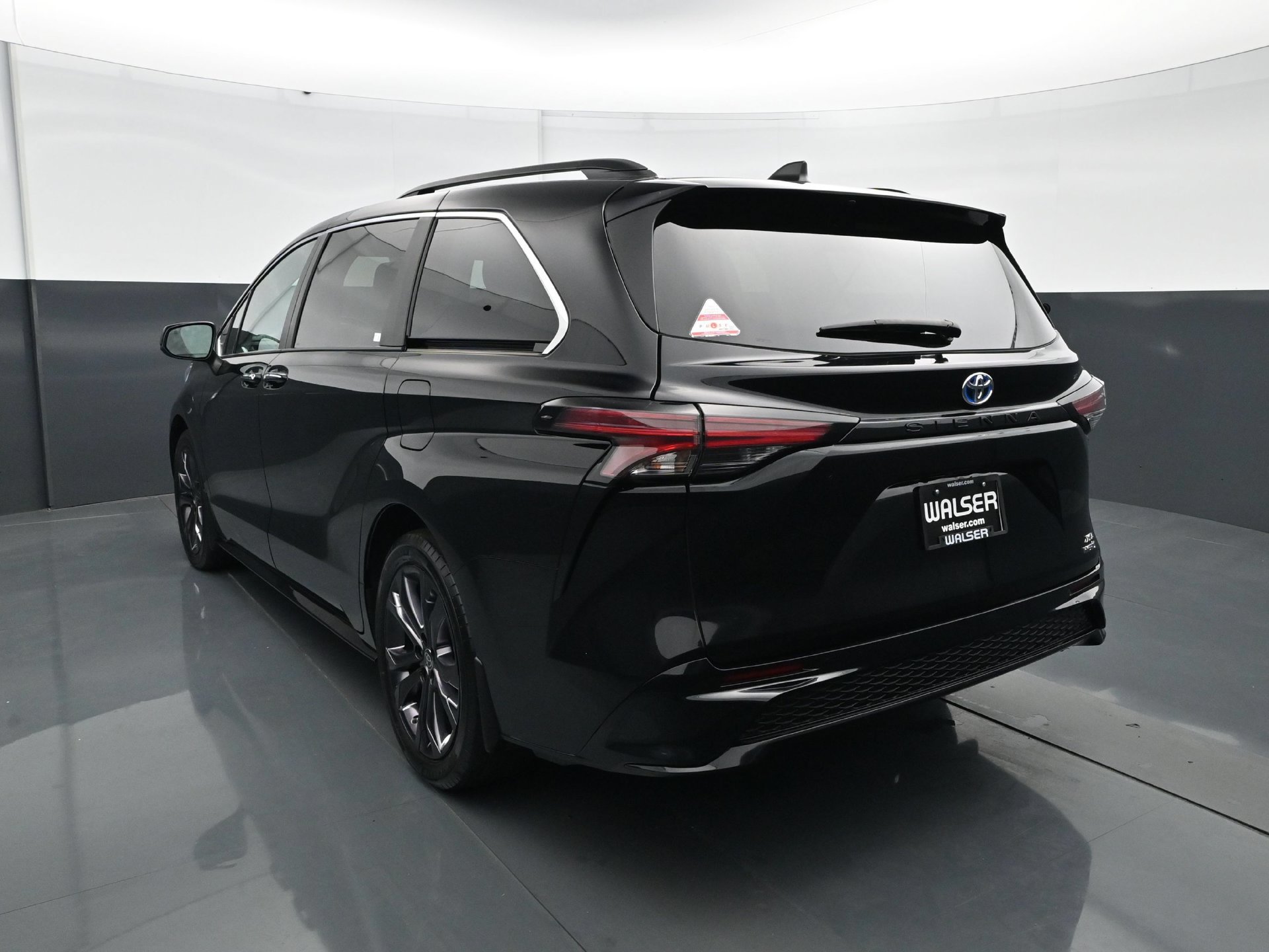 Used 2022 Toyota Sienna XSE FWD image 5