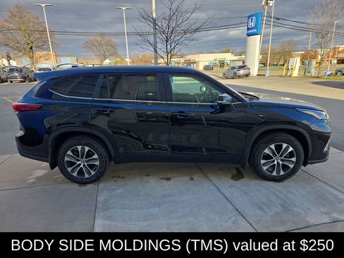 Used 2023 Toyota Highlander XLE image 2