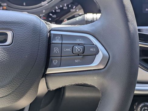 Used 2025 Jeep Compass Limited image 23