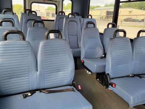 Used 2015 Chevrolet Express 4500 w/ Shuttle Bus Package RWD image 5
