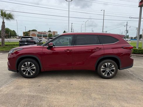 Used 2020 Toyota Highlander XLE FWD image 2