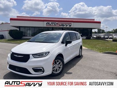 Used 2025 Chrysler Pacifica Select