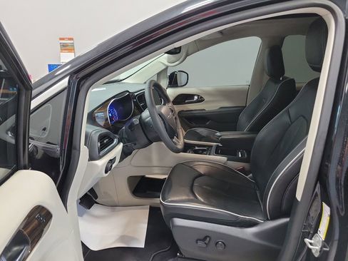 Used 2023 Chrysler Pacifica Limited image 63