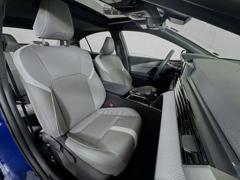 Used 2025 Toyota Camry SE w/ Convenience Package FWD image 29