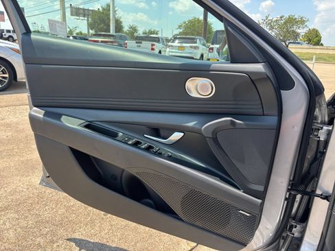 Used 2025 Hyundai Elantra Limited FWD image 18
