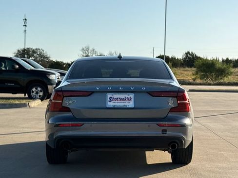 Used 2021 Volvo S60 T5 Momentum FWD image 6