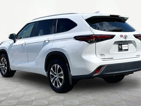 Used 2024 Toyota Highlander XLE AWD/4WD image 12